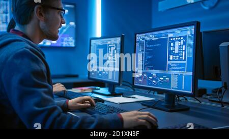 Smart Male IT-Programmierer arbeiten auf Desktop-Computer. Software Entwicklung Code Schreiben Website Design Datenbank Architektur. Technische Abteilung Stockfoto
