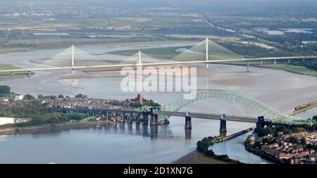 Eine Luftaufnahme der Mersey Mündung und der Runcorn Brücken, neu und alt, Nordwestengland, Großbritannien Stockfoto