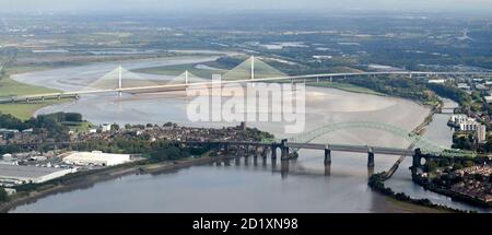 Eine Luftaufnahme der Mersey Mündung und der Runcorn Brücken, neu und alt, Nordwestengland, Großbritannien Stockfoto