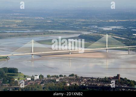 Eine Luftaufnahme der Mersey Mündung und der Runcorn Brücken, neu und alt, Nordwestengland, Großbritannien Stockfoto