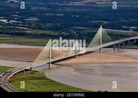 Eine Luftaufnahme der Mersey Mündung und der Runcorn Brücken, neu und alt, Nordwestengland, Großbritannien Stockfoto