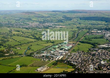 Eine Luftaufnahme des Aire Valley zwischen Skipton & Keighley, zeigt drei Verkehrsträger, Kanal, Straße und Schiene, Yorkshire, Nordengland, Großbritannien Stockfoto