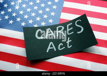 USA Flagge und Wort KÜMMERT sich um die Coronavirus Aid, Relief, and Economic Security Act. Stockfoto