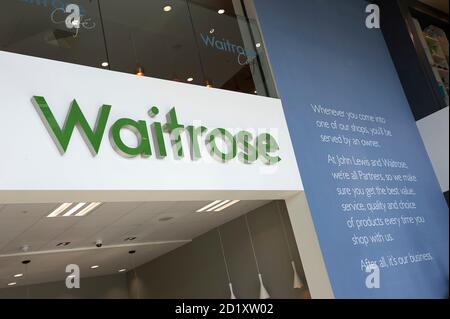 John Lewis im Home Waitrose-Einzelhandelsgeschäft in Horesham, Südostengland, Großbritannien Stockfoto