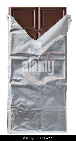 Dunkle Schokoriegel in Silberfolie Verpackung Draufsicht isoliert auf weißem Hintergrund. Stockfoto