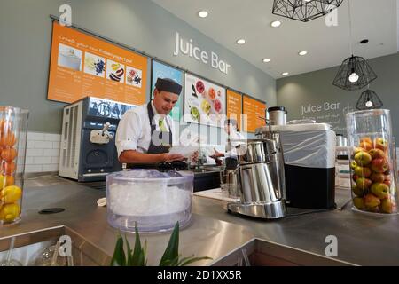 Saftbar im Waitrose-Einzelhandelsgeschäft in Horesham, Südostengland, Großbritannien Stockfoto