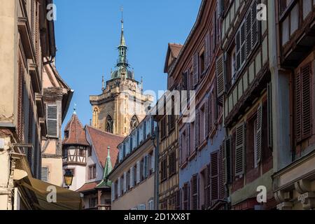 Der Kirchturm der Collégiale Saint-Martin Kirche in Colmar Stockfoto