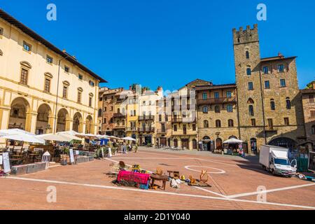 Arezzo, Toskana - Italien: Der Hauptplatz der Piazza Grande Stockfoto