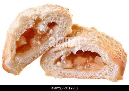 Süßes Brötchen mit Apfelfüllung isoliert auf weißem Hintergrund Stockfoto