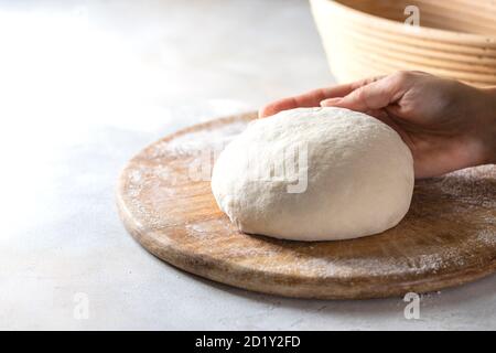 Hausgemachtes Brot. Frau Hände kneten frischen Teig für die Herstellung von Brot. Stockfoto
