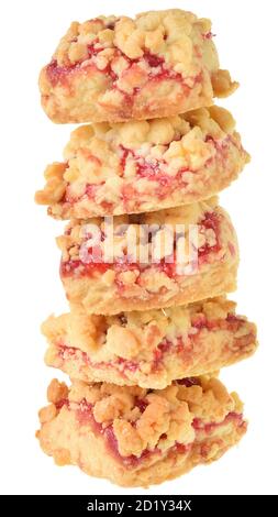 Hausgemachte Shortbread-Kekse mit Beerenmarmelade isoliert auf weißem Hintergrund. Stockfoto