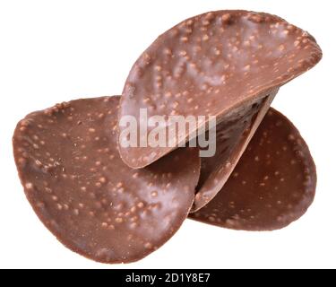 Schokolade Chips Nahaufnahme isoliert auf weißem Hintergrund. Stockfoto