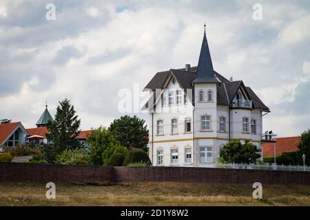 villa am Rheindeich im Stadtteil Langel, Merkenich, Köln, Deutschland. Villa am Rheindeich im Stadtteil Langel, Merkenich, Köln, Deutsch Stockfoto