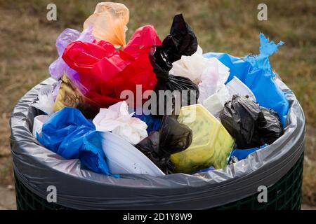 Überfließende Mülltonne im öffentlichen Raum, Plastiktüten, Köln, Deutschland. Uebervoller Muelleimer im oeffentlichen Raum, Plastik, Plastiktueten, Köln, Stockfoto