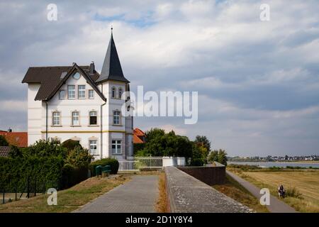 villa am Rheindeich im Stadtteil Langel, Merkenich, Köln, Deutschland. Villa am Rheindeich im Stadtteil Langel, Merkenich, Köln, Deutsch Stockfoto