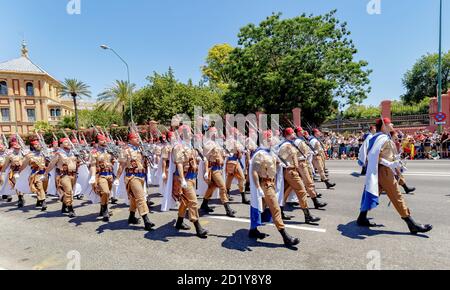 Sevilla, Spanien - 01. Juni 2019: Einheimische reguläre Streitkräfte von Melilla während der Ausstellung des spanischen Armeetag in Sevilla, Spanien Stockfoto