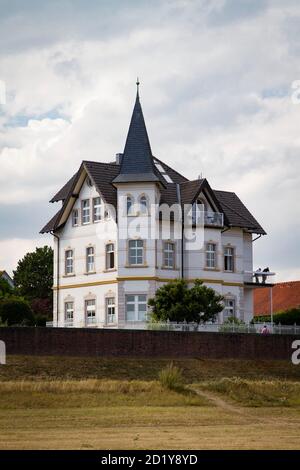 villa am Rheindeich im Stadtteil Langel, Merkenich, Köln, Deutschland. Villa am Rheindeich im Stadtteil Langel, Merkenich, Köln, Deutsch Stockfoto