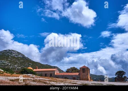 Historisches abgelegenes orthodoxes Kloster, griechische Landschaft am Tag. Großer blauer Himmel und Wolken. Gouverneto Kloster, Halbinsel Akrotiri, Chania, Kreta, Griechenland Stockfoto