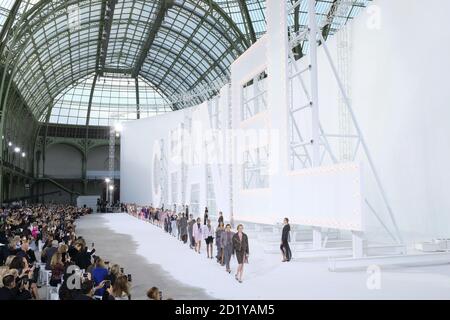 Paris, Frankreich. Oktober 2020. Finale auf dem Laufsteg bei der Chanel Fashion Show im Grand Palais während der Frühjahr/Sommer 2021 Fashion Week in Paris, am 5. Oktober 2020. (Foto: Jonas Gustavsson/Sipa USA) Quelle: SIPA USA/Alamy Live News Stockfoto