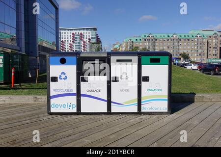 Moderne Getrennte Public Recycling Wurfbehälter Für Organische Stoffe Recyclingpapier Und Müll Auf Dem Boardwalk In Halifax Nova Scotia Kanada Stockfoto