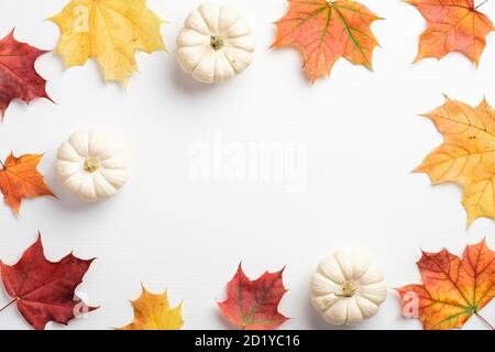Herbstkomposition. Getrocknete Blätter und Kürbisse auf weißem Hintergrund. Herbstkonzept. Herbsthintergrund. Flach liegend, Draufsicht, Kopierbereich Stockfoto