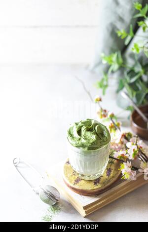 Match Dalgona Latte, Match Creme, auf weißem Hintergrund. Matcha grüner Tee. Stockfoto