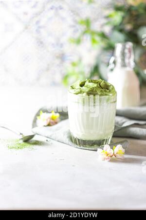 Match Dalgona Latte, Match Creme, auf weißem Hintergrund. Matcha grüner Tee. Stockfoto
