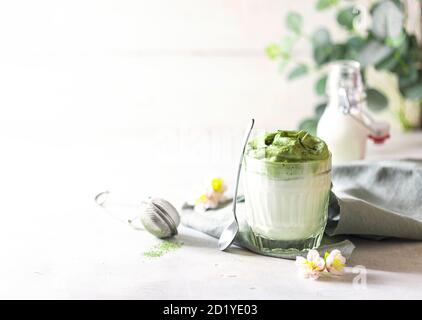 Match Dalgona Latte, Match Creme, auf weißem Hintergrund. Matcha grüner Tee. Stockfoto