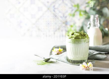 Match Dalgona Latte, Match Creme, auf weißem Hintergrund. Matcha grüner Tee. Stockfoto