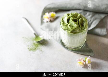 Match Dalgona Latte, Match Creme, auf weißem Hintergrund. Matcha grüner Tee. Stockfoto