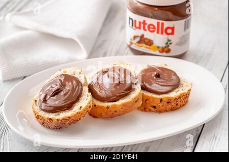 SUMY, UKRAINE - Okt 04, 2020: Brotscheiben mit Nutella - weltberühmter italienischer Haselnuss-Kakaoaufstrich Stockfoto