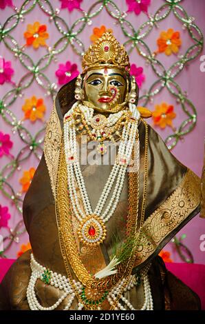 Göttinnen Gauri. Ganeshas Schwester mit goldener Krone und Ornamenten Stockfoto