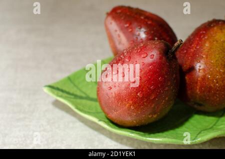 Rote Birne oder rote Anjou Birne mit Wassertropfen. Studioaufnahme Stockfoto