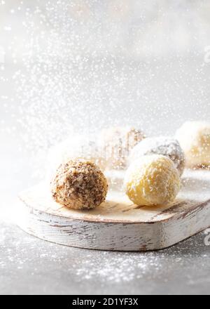 Veganes Dessert, rohe Haferflocken Nüsse Obst Bissen mit natürlichen Zutaten zubereitet. Stockfoto