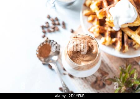 Iced schaumig Getränk Dalgona Kaffee, Trend koreanische Getränk Latte Espresso mit Kaffee. Grauer Betonhintergrund. Stockfoto