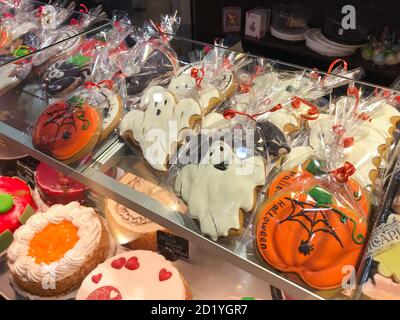 Vielzahl von Cookies im Stil von Halloween in der dekoriert Fenster der Konditorei Stockfoto