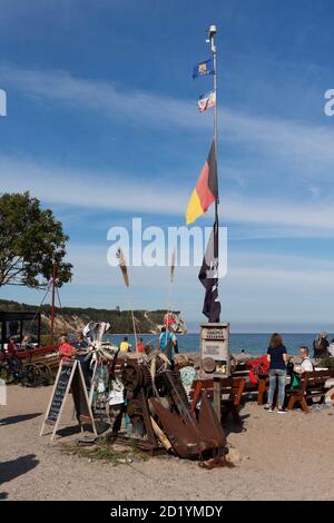 Lustige selbstgemachte Figur, Restaurant im Fischerdorf Vitt auf Rügen, Mecklenburg-Vorpommern, Deutschland Stockfoto