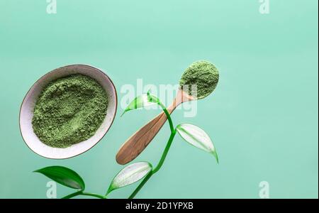 Bio Grüner Matcha Tee in einer Keramikschale und Holzlöffel. Matcha-Pulver. Stockfoto