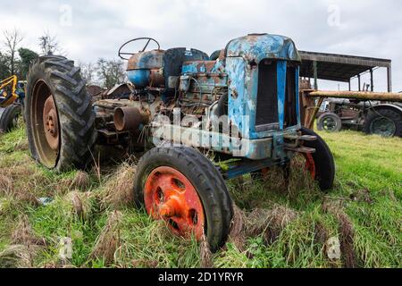 Alter Traktor auf einem Feld auf einem Bauernhof in Somerset Stockfoto