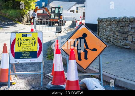 Ardara, County Donegal, Irland 6. Oktober 2020. Straßenbeschilderung mit sozialer Distanzwarnung. Die Grafschaft befindet sich aufgrund der anhaltenden Coronavirus-, Covid-19-Pandemie auf Stufe 3 gesperrt. Stockfoto