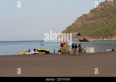 Adrasan, Antalya/Türkei-September 27 2020: Banane, Boote und Jet-Ski für Touristen Vergnügen. Stockfoto