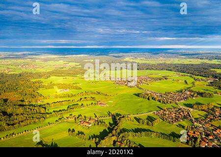 Dörfer in Bayern. Oberland, Waakirchen, Reichersbeuen. Landwirtschaft, Felder. Luftaufnahme. Herbst Herbst Stockfoto