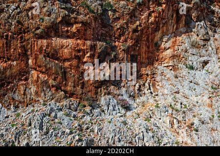 Texturen von felsigen Sandsteinfelsen am Tag, weiße und rote Felsen. Seitan Limania, Halbinsel Akrotiri, Region Chania, Insel Kreta, Griechenland Stockfoto