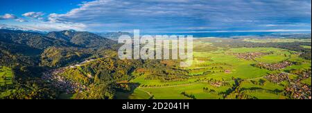 Bayerische Voralpen. Oberland, Isartal. Landwirtschaft, Felder. Luftaufnahme. Herbst Herbst Stockfoto