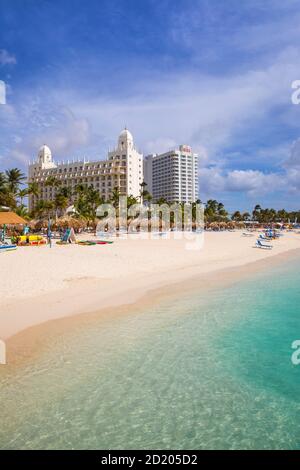 Karibik, Niederländische Antillen, Aruba, Palm Beach, Blick Richtung Hotel Riu Palace Stockfoto