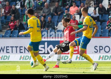 Links nach rechts Jannis NIKOLAOU (BS), Valmir SULEJMANI (H), b Michael SCHULTZ (BS), Action, Duelle, Fußball 2. Bundesliga, 3. Spieltag, Hannover 96 (H) - Eintracht Braunschweig (Braunschweig) (BS) 4: 1, am 3. Oktober 2020 in der HDI Arena Hannover/Deutschland. Weltweite Nutzung Stockfoto