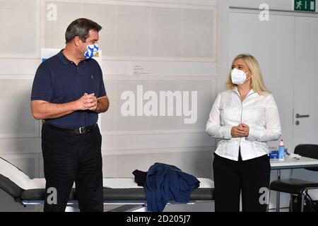 München, Deutschland. Oktober 2020. Markus SOEDER (Ministerpräsident Bayern und CSU-Vorsitzender), Gesundheitsministerin Melanie HUML. Beide tragen Gesichtsmasken und Masken. Presseverabredung Grippeimpfung Ministerpräsident Soeder und Oberbürgermeister Reiter am 6. Oktober 2020 in der Bayerischen Staatskanzlei in München. Credit: dpa picture Alliance/Alamy Live News Stockfoto