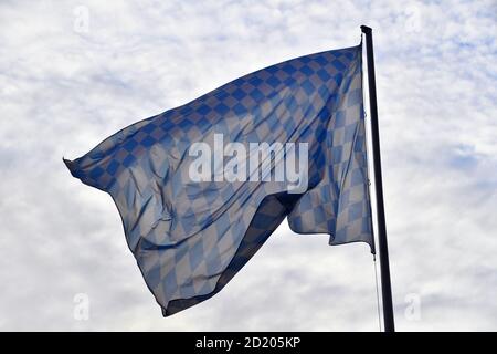 München, Deutschland. Oktober 2020. Randmotiv: Flagge Bayerns, Flagge Bayerns, Flagge Bayerns, Flagge Bayerns. Weiße, blaue Diamanten, Rautenmuster. Ministerpräsident Soeder und Oberbürgermeister Reiter am 6. Oktober 2020 in der Bayerischen Staatskanzlei in München. Credit: dpa picture Alliance/Alamy Live News Stockfoto