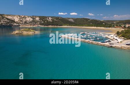 Luftpanorama des Strandes Rajska auf der Insel Rab in Kroatien. Paradiesstrand auf der Insel Rab in Kroatien - der größte Sandstrand in Lopar. Stockfoto