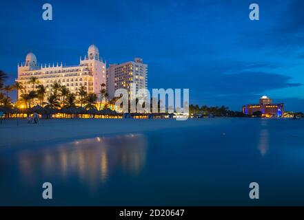 Karibik, Niederländische Antillen, Aruba, Palm Beach, Blick Richtung Hotel Riu Palace Stockfoto